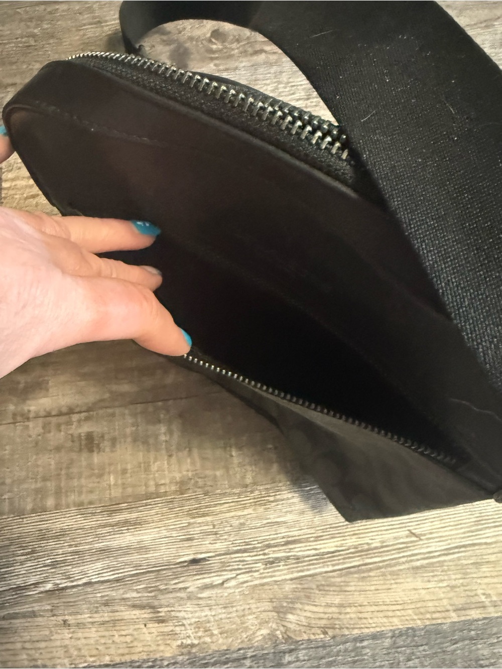 Coach Men’s Black Signature Messenger Crossbody - Picture 8 of 8
